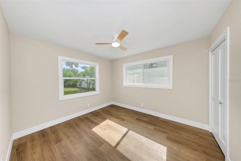 House in Saint Petersburg, Florida 3 bedrooms, 147.71 sq.m. № 2221341 - photo 22