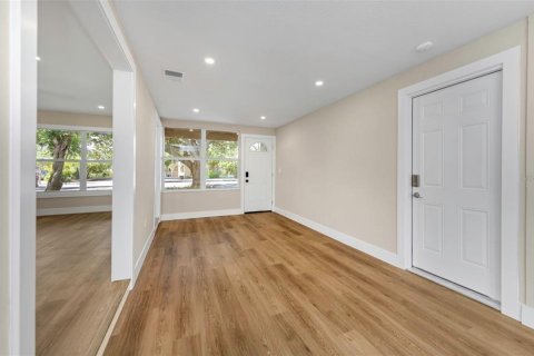 House in Saint Petersburg, Florida 3 bedrooms, 147.71 sq.m. № 2221341 - photo 9