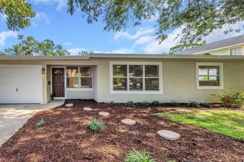House in Saint Petersburg, Florida 3 bedrooms, 147.71 sq.m. № 2221341 - photo 4