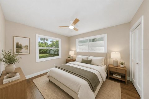 House in Saint Petersburg, Florida 3 bedrooms, 147.71 sq.m. № 2221341 - photo 21