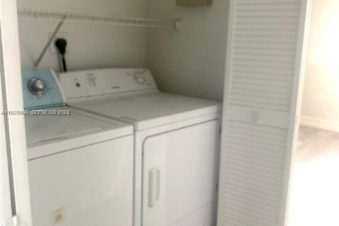 Купить кондоминиум в Мирамар, Флорида 1 спальня, 61.78м2, № 2042812 - фото 13