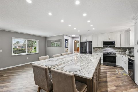 House in Tavares, Florida 2 bedrooms, 114.64 sq.m. № 1816552 - photo 2