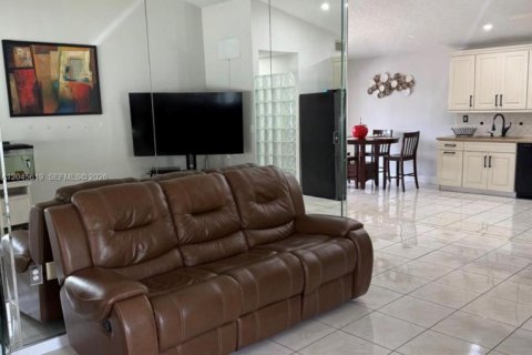 Villa ou maison à vendre à Miami, Floride: 3 chambres, 116.03 m2 № 2176519 - photo 4