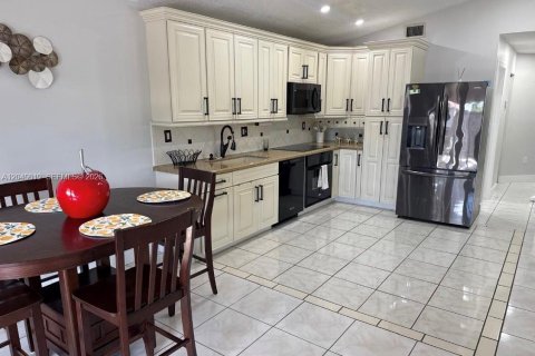 Villa ou maison à vendre à Miami, Floride: 3 chambres, 116.03 m2 № 2176519 - photo 7