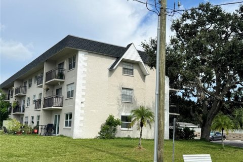 Commercial property in Saint Petersburg, Florida 20 bedrooms, 1224.73 sq.m. № 1857708 - photo 1