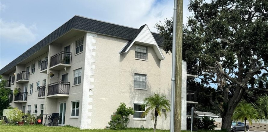 Commercial property in Saint Petersburg, Florida 20 bedrooms, 1224.73 sq.m. № 1857708