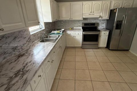 Снять в аренду виллу или дом в Мирамар, Флорида 2 спальни, 97.55м2, № 1921880 - фото 1