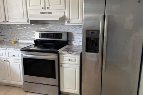 Снять в аренду виллу или дом в Мирамар, Флорида 2 спальни, 97.55м2, № 1921880 - фото 2