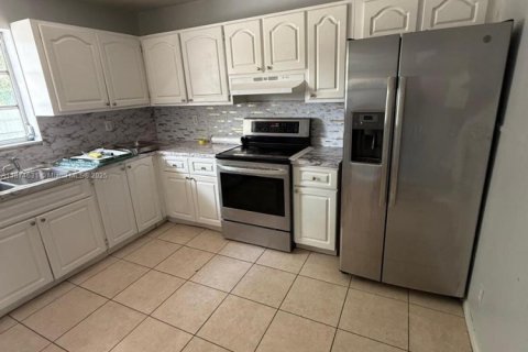 Снять в аренду виллу или дом в Мирамар, Флорида 2 спальни, 97.55м2, № 1921880 - фото 4