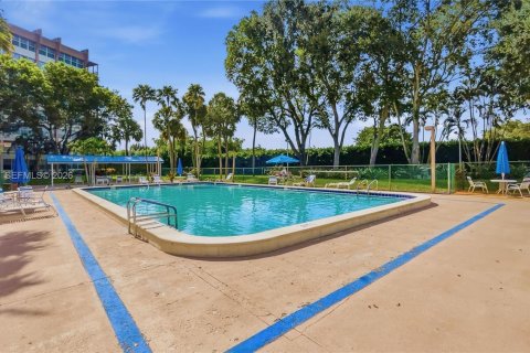 Condo in Pembroke Pines, Florida, 1 bedroom  № 2177513 - photo 12