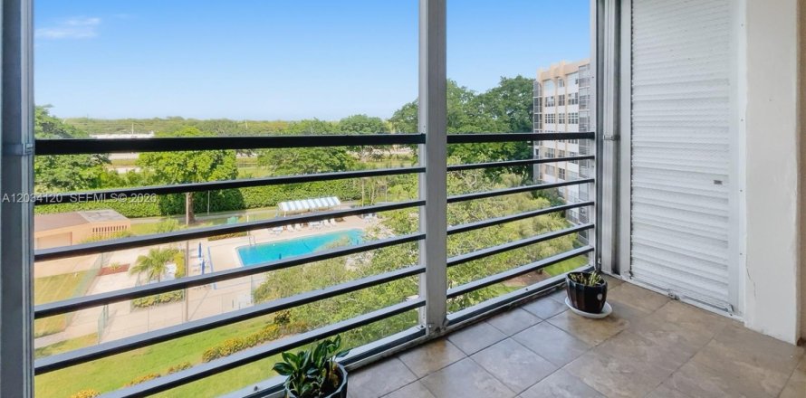 Condo in Pembroke Pines, Florida, 1 bedroom  № 2177513