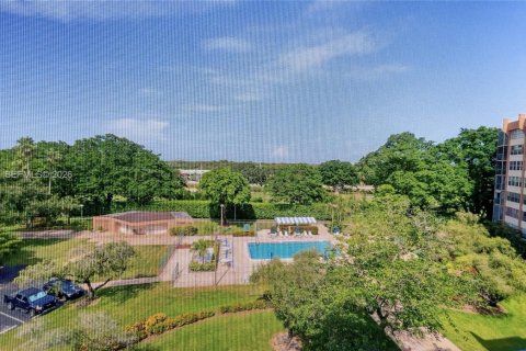 Condo in Pembroke Pines, Florida, 1 bedroom  № 2177513 - photo 2
