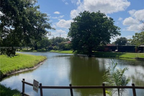 Condo in Pembroke Pines, Florida, 1 bedroom  № 2177513 - photo 25