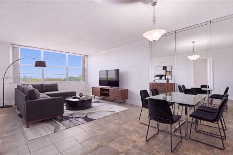 Condo in Pembroke Pines, Florida, 1 bedroom  № 2177513 - photo 3