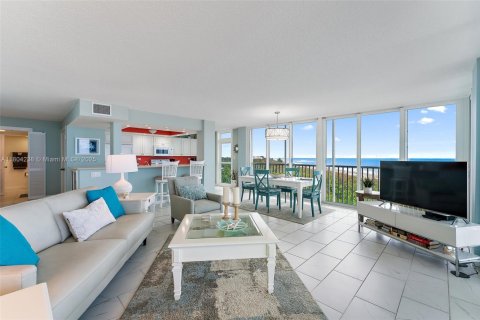 Condo in Hutchinson Island South, Florida, 2 bedrooms  № 1935800 - photo 7