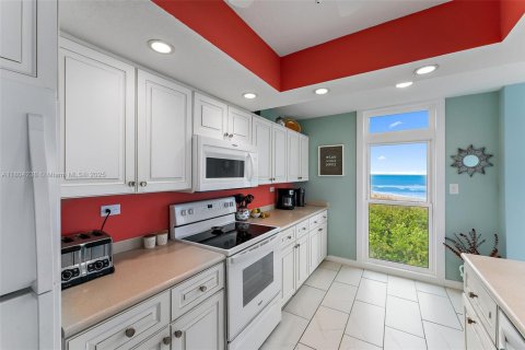 Condo in Hutchinson Island South, Florida, 2 bedrooms  № 1935800 - photo 14