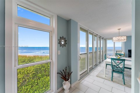 Condo in Hutchinson Island South, Florida, 2 bedrooms  № 1935800 - photo 11