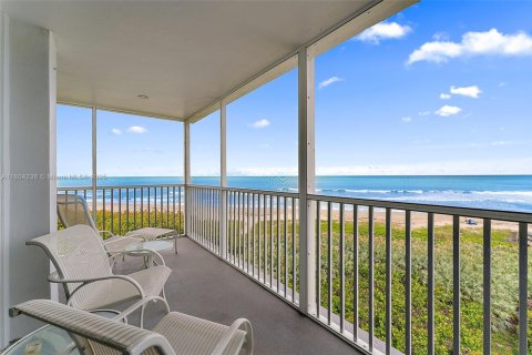 Condo in Hutchinson Island South, Florida, 2 bedrooms  № 1935800 - photo 1