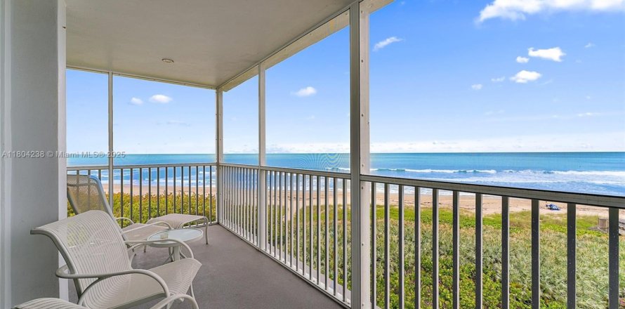 Condo in Hutchinson Island South, Florida, 2 bedrooms № 1935800