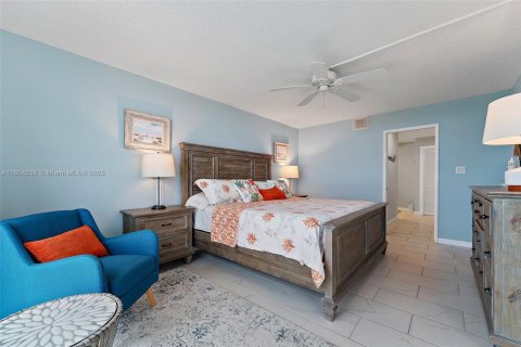 Condo in Hutchinson Island South, Florida, 2 bedrooms  № 1935800 - photo 19