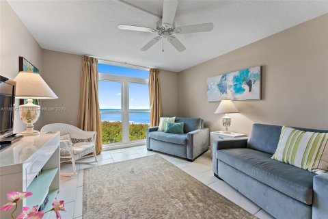 Condo in Hutchinson Island South, Florida, 2 bedrooms  № 1935800 - photo 23