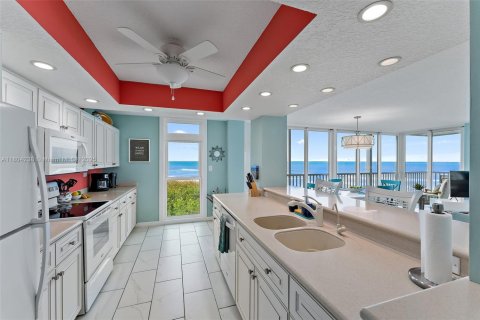 Condo in Hutchinson Island South, Florida, 2 bedrooms  № 1935800 - photo 13