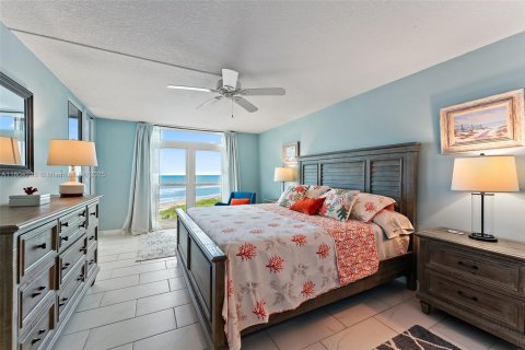 Condo in Hutchinson Island South, Florida, 2 bedrooms  № 1935800 - photo 17