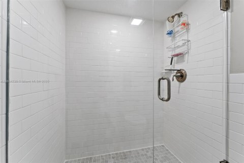 Condo in Hutchinson Island South, Florida, 2 bedrooms  № 1935800 - photo 27