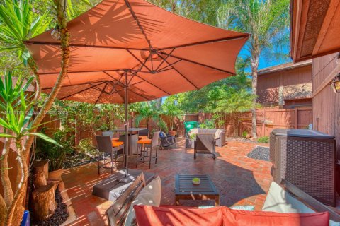 Condo in Miami, Florida, 3 bedrooms  № 1938750 - photo 1
