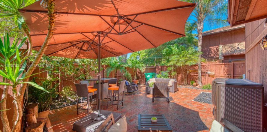 Condo in Miami, Florida, 3 bedrooms № 1938750