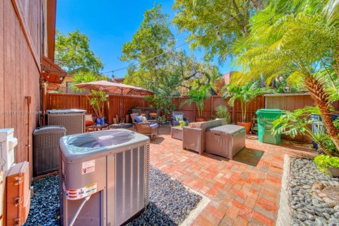 Condo in Miami, Florida, 3 bedrooms  № 1938750 - photo 5