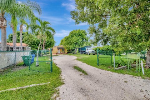 Casa en venta en Miami, Florida, 3 dormitorios, 143.16 m2 № 1850362 - foto 14