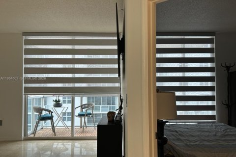Condo in Miami, Florida, 1 bedroom  № 2026875 - photo 9