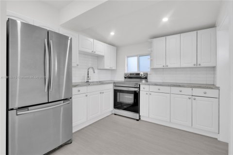 House in Miami, Florida 3 bedrooms № 1971548 - photo 5