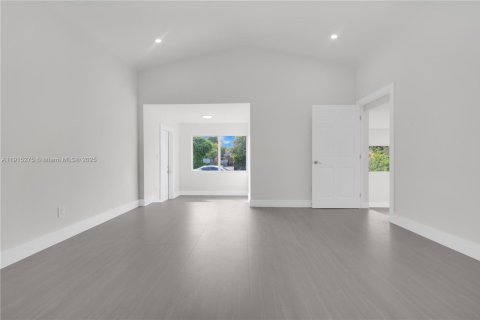 House in Miami, Florida 3 bedrooms № 1971548 - photo 9