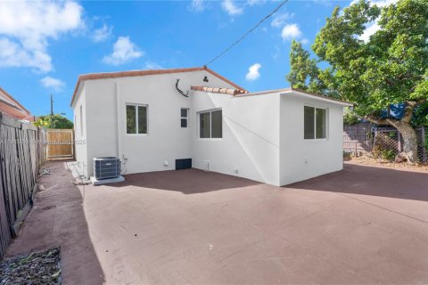 House in Miami, Florida 3 bedrooms № 1971548 - photo 24
