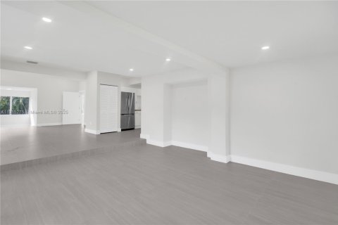 House in Miami, Florida 3 bedrooms № 1971548 - photo 2