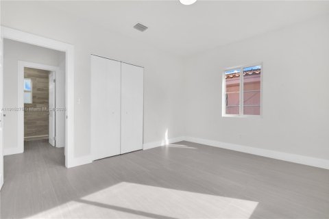 House in Miami, Florida 3 bedrooms № 1971548 - photo 14