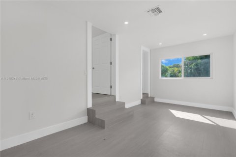 House in Miami, Florida 3 bedrooms № 1971548 - photo 17