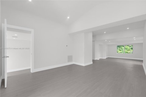 House in Miami, Florida 3 bedrooms № 1971548 - photo 7