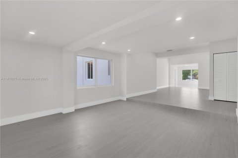 House in Miami, Florida 3 bedrooms № 1971548 - photo 10