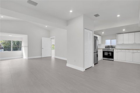 House in Miami, Florida 3 bedrooms № 1971548 - photo 8