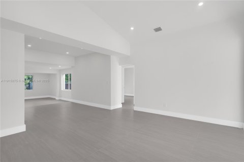 House in Miami, Florida 3 bedrooms № 1971548 - photo 11