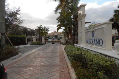 Condo in West Palm Beach, Florida, 2 bedrooms № 2086468 - photo 3