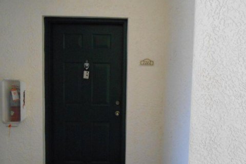 Condo in West Palm Beach, Florida, 2 bedrooms № 2086468 - photo 6
