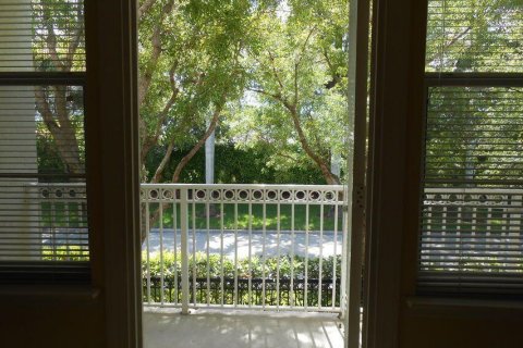 Condo in West Palm Beach, Florida, 2 bedrooms № 2086468 - photo 11