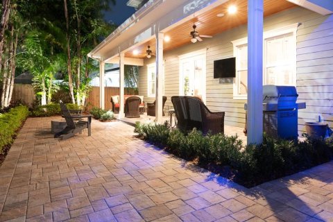 House in Tampa, Florida 5 bedrooms, 352.01 sq.m. № 1434492 - photo 2
