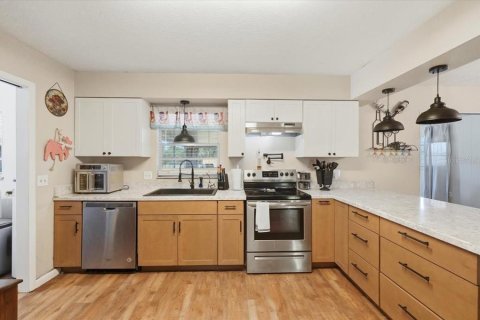 House in Plant City, Florida 3 bedrooms, 176.98 sq.m. № 2119265 - photo 12