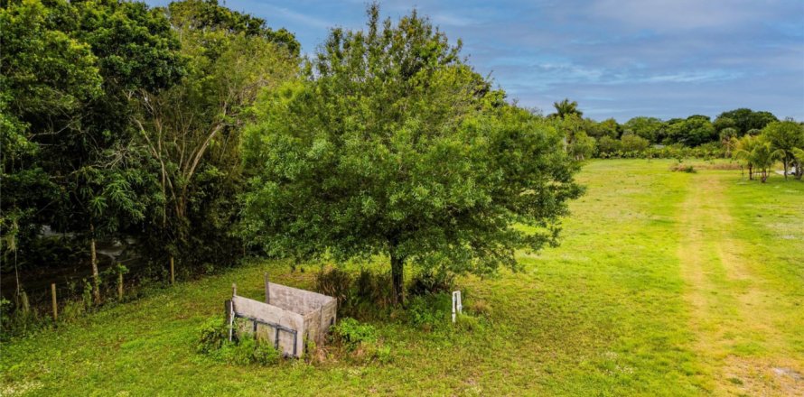 Terreno en Fort Pierce, Florida № 1076713