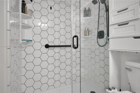 Condo in North Miami Beach, Florida, 2 bedrooms  № 1924951 - photo 18